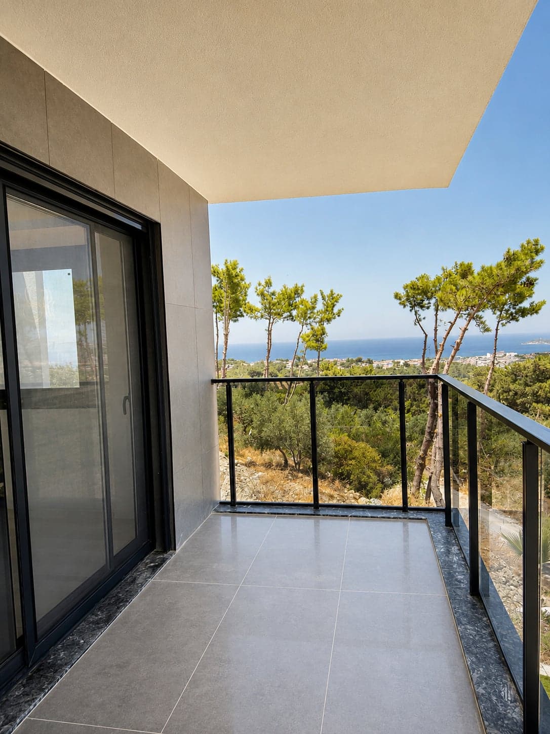 La Oliva Garden · Çam ağaçlarının üzerinden deniz manzaralı balkon