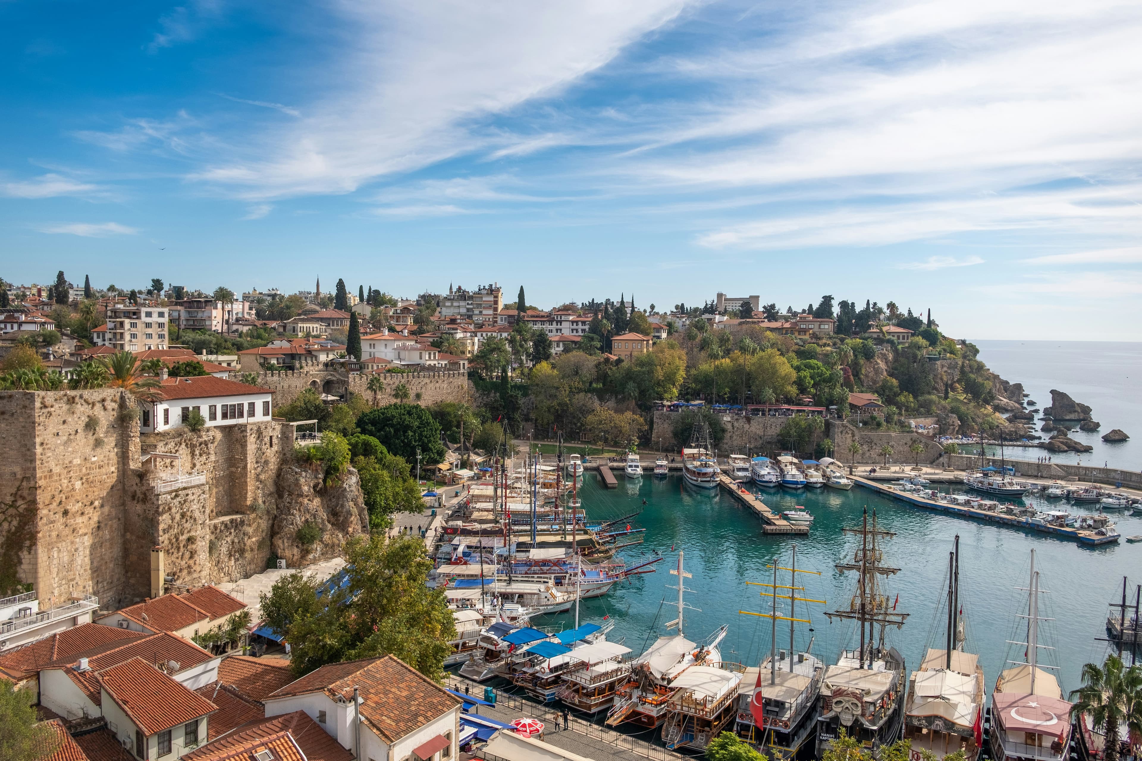 BCN İnşaat'ın Antalya Konyaaltı'ndaki modern daire projesinin cephesi