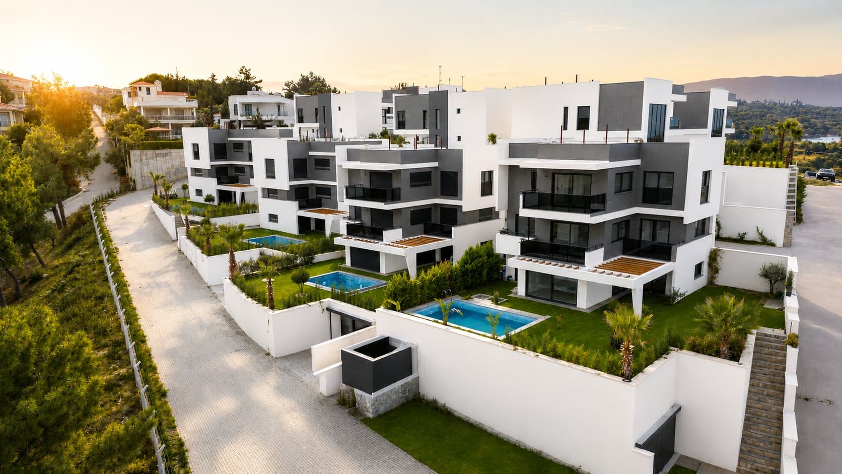BCN İnşaat'ın modern villa projesinin gün batımında havadan görünümü