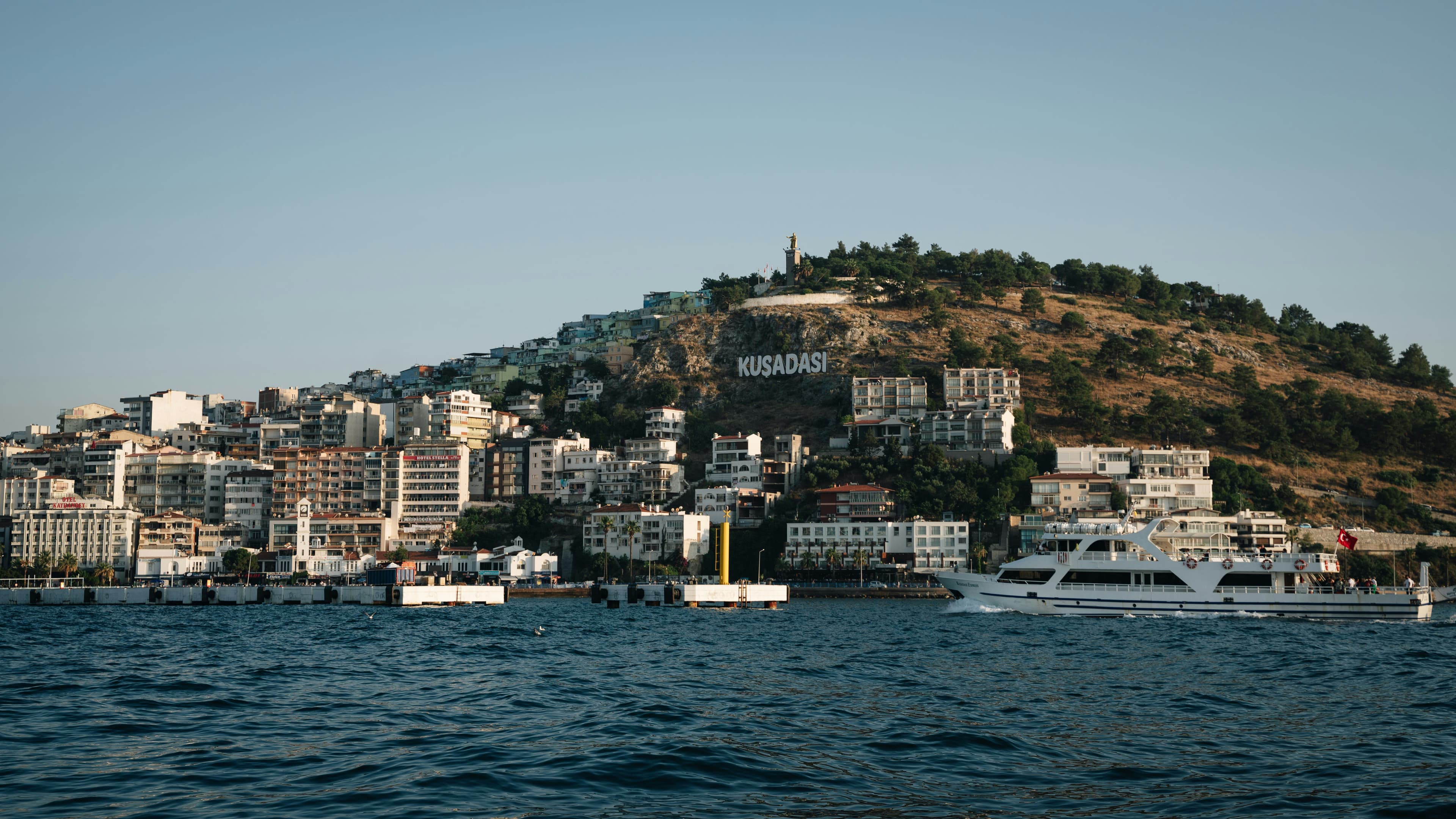 Soğucak tepesindeki La Oliva Garden villalarının havadan görünümü, Kuşadası