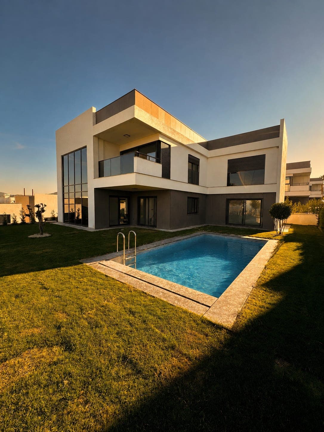 Kuşadası La Oliva Garden projesinde gün batımında özel havuzlu modern villa